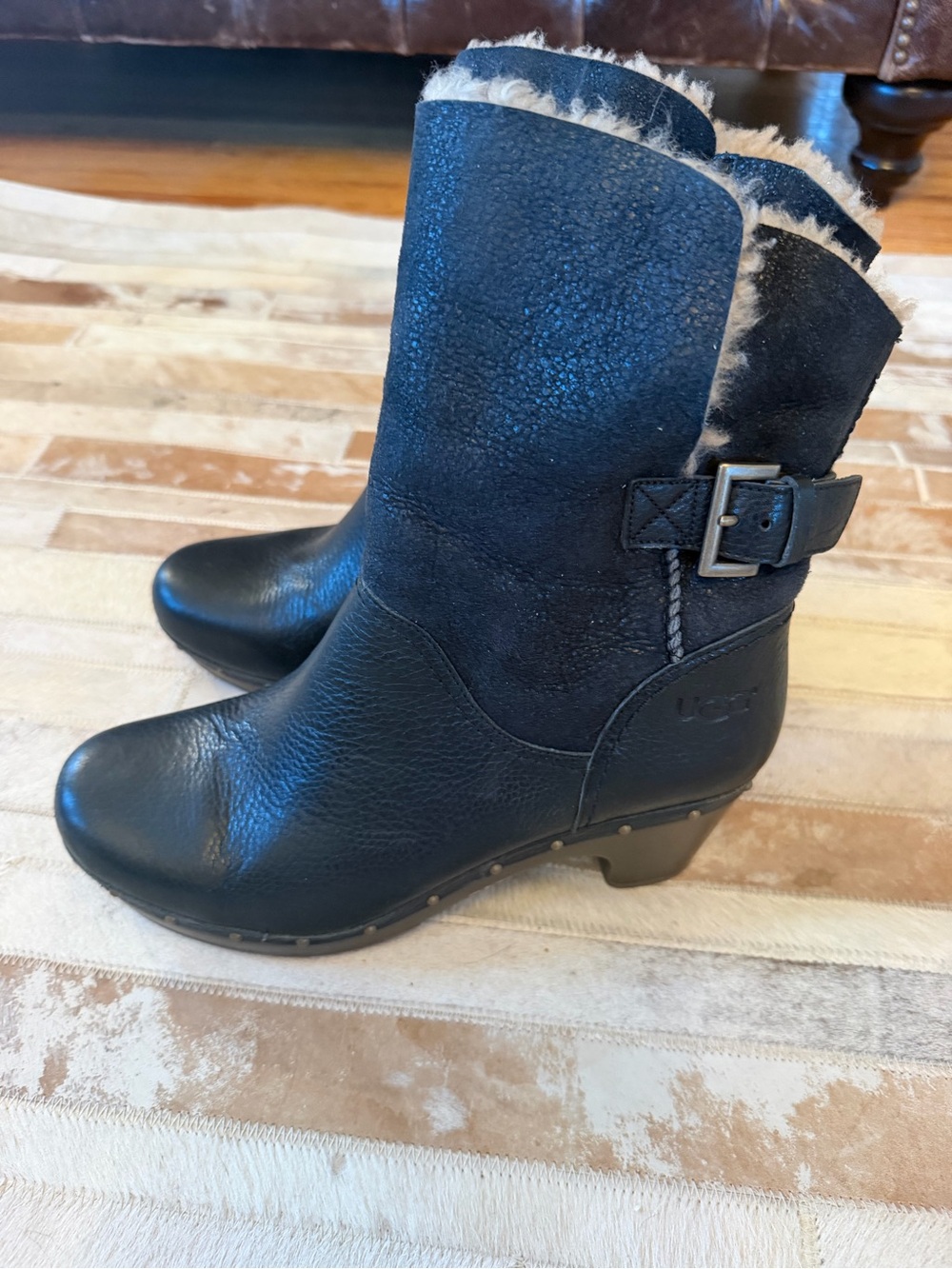 UGG Black Leather Shearling-Lined boots women's sz 10